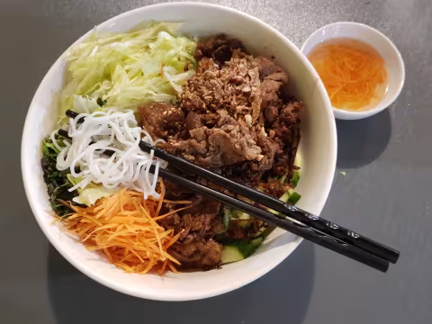 Vermicelli Rice Noodles with Stir Fried Lemongrass Beef