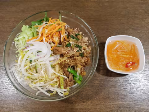 Vermicelli Rice Noodles with Stir Fried Lemongrass Chicken
